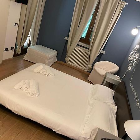 Elegante Camera Matrimoniale Con Balcone A 500 Mt Dal Mare Marina di Carrara Kültér fotó