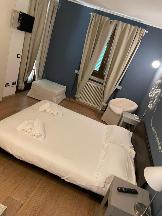 Elegante Camera Matrimoniale Con Balcone A 500 Mt Dal Mare Marina di Carrara Kültér fotó