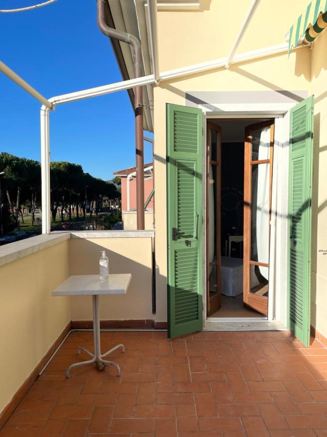 Elegante Camera Matrimoniale Con Balcone A 500 Mt Dal Mare Marina di Carrara Kültér fotó